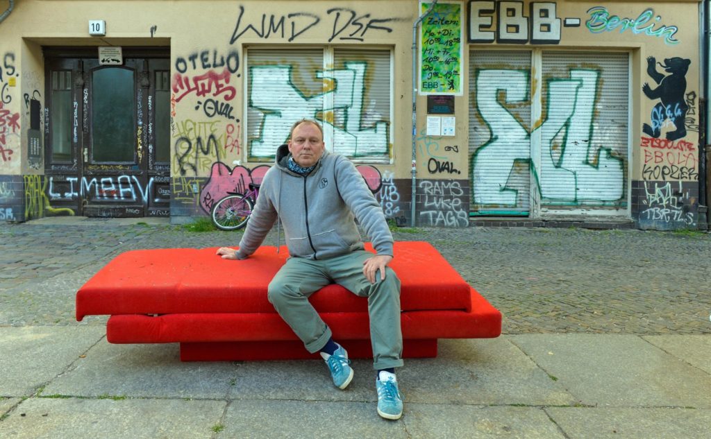 Roter Sofastapel - Ort noch unbekannt